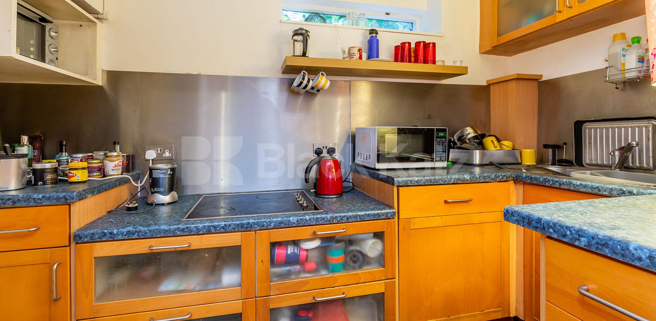 Spacious studio minutes to Camden Tube & Regents Park Arlington Road, Camden